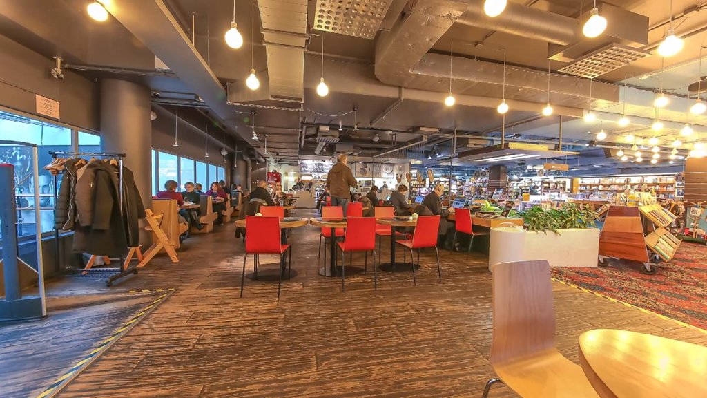 Raamatupoes söömas